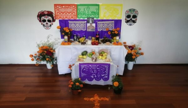 adultos ofrenda dia de muertos