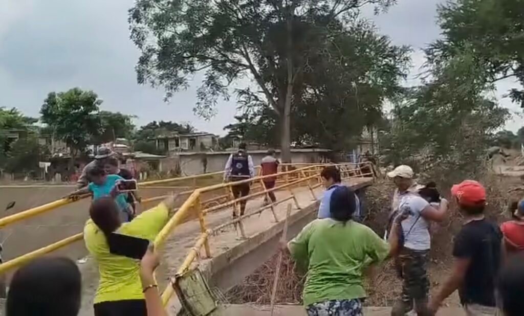 foto de la alcaldesa a la que la lanzaron lodo en álamo veracruz