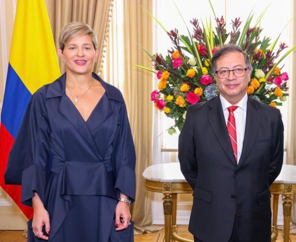 foto de Gustavo Petro y su esposa Verónica  Alcocer,