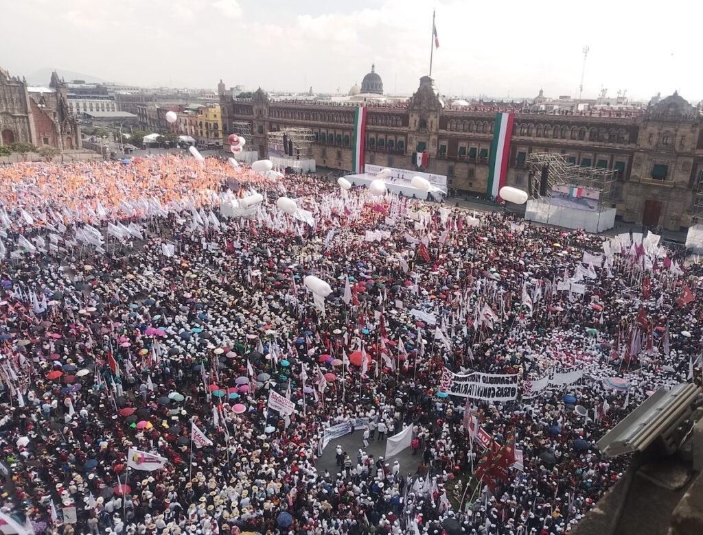 foto del zócalo lleno en el informe de sheinbaum