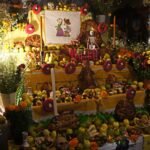 niños y niñas por el Día de Muertos