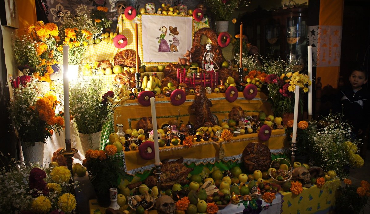 niños y niñas por el Día de Muertos