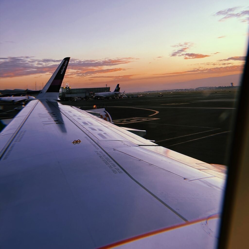 Sheinabum rechaza decisión de EU de revocar rutas del AIFA y del AICM