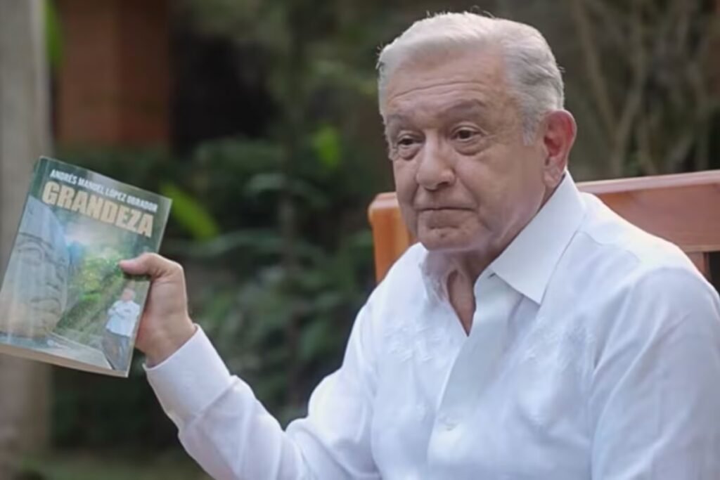 foto de amlo cuando reaparece para promocionar su libro