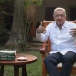 foto de amlo y su nuevo libro