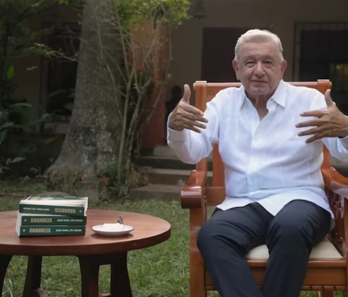 foto de amlo y su nuevo libro