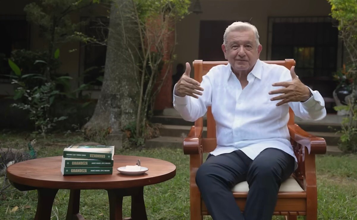 foto de amlo y su nuevo libro
