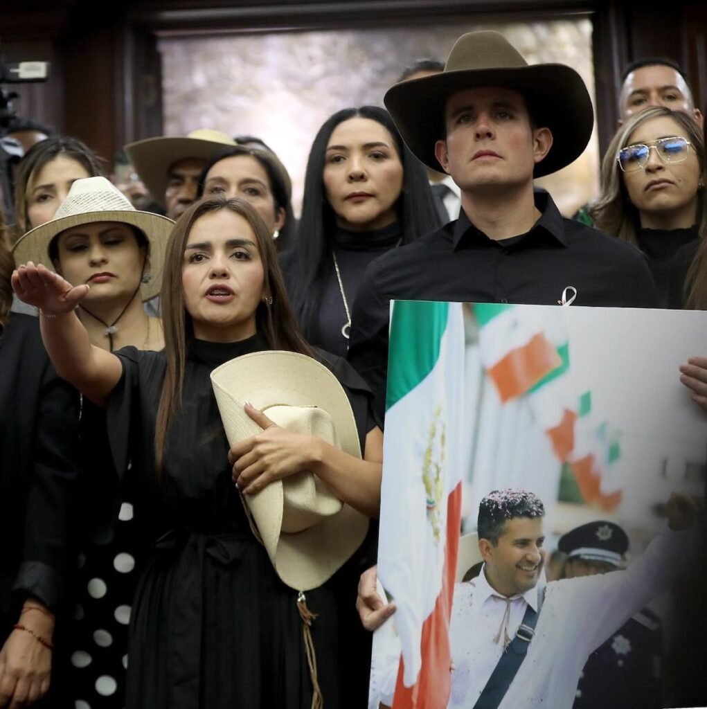 foto de greacia quiroz cuando asume el cargo como alcaldesa de uruapan, tras el asesinato de su esposo carlos manzo