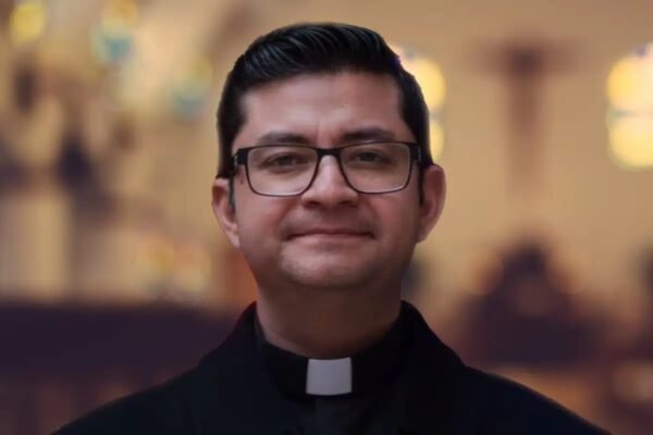 foto del sacerdote ernesto baltazar