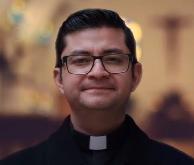 foto del sacerdote ernesto baltazar
