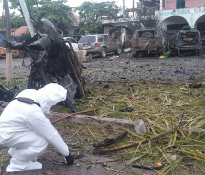 foto de la zona de la explosión del coche bomba en michoacán