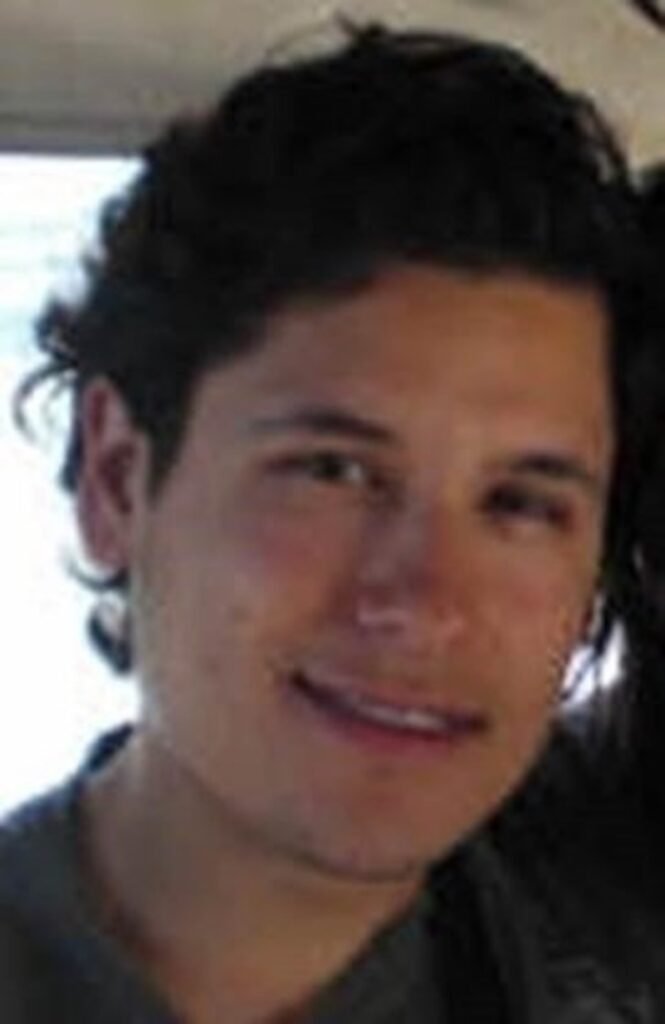 El poder criminal de Joaquín "El Chapo” Guzmán ha ido disminuyendo con el paso de los años y una muestra de ello no solo es su condena de candea perpetua, también lo es que varios de sus hijos están en la cárcel. A la par, te contamos quiénes están libres y son buscados por las autoridades mexicanas y estadounidenses. ¿Qué hijos del Chapo están en la cárcel? Estos son los hijos del Chapo que están en la cárcel: Ovidio Guzmán López El Ratón fue detenido el 5 de enero de 2023 y meses después, el 5 de septiembre del mismo año, extraditado a Estados Unidos. Actualmente, Guzmán López está encarcelado en el Centro Metropolitano Correccional de Seguridad de Chicago. Está acusado de tráfico de drogas. Además, lo señalan de coordinar una red de producción y distrubución de fentanilo en Estados Unidos. Joaquín Guzmán López “El Güero”, como se le conoce, fue detenido en 2024, en Estados Unidos, luego de entregar a Ismael “El Mayo” Zambada. Era señalado como integrante del Cártel de Sinaloa y como una pieza importante en la distribución de fentanilo a Estados Unidos. Recientemente, se declaró culpable en la corte federal de Illinois. ¿Qué hijos del Chapo están libres? Estos son los hijos del Chapo Guzmán que aún están libres: Iván Archivaldo Guzmán Salazar Es considerado como el líder de Los Chapitos, una de las facciones del Cártel de Sinaloa que están en guerra constante con La Mayiza. Actualmente, las autoridades estadounidenses ofrecen una recompensa de 10 millones de dólares por información que lleve a su captura. Como a sus hermanos, lo señalan por encabezar la red de distribución de fentanilo a Estados Unidos Jesús Alfredo Guzmán Salazar El Alfredillo es otro de los hijos del Chapo Guzmán que está libre. Las autoridades estadounidenses ofrecen hasta 10 millones de dólares por la captura del capo. Es uno de los líderes de Los Chapitos y es señalado como uno de los líderes de la red de distribución de fentanilo hacia Estados Unidos.