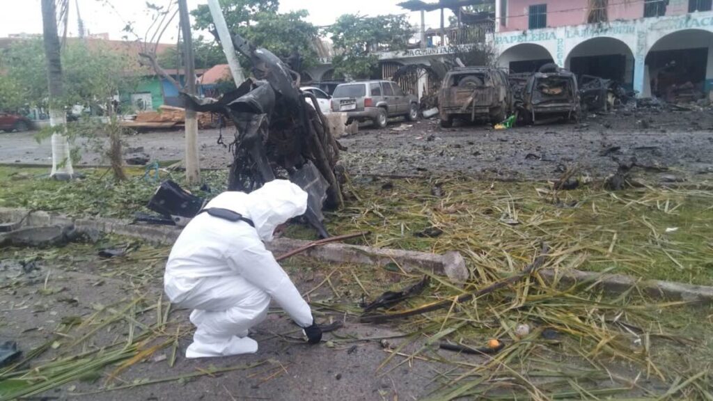 La zona de la explosión del coche bomba en Coahuayana, Michoacán. Foto: Especial 