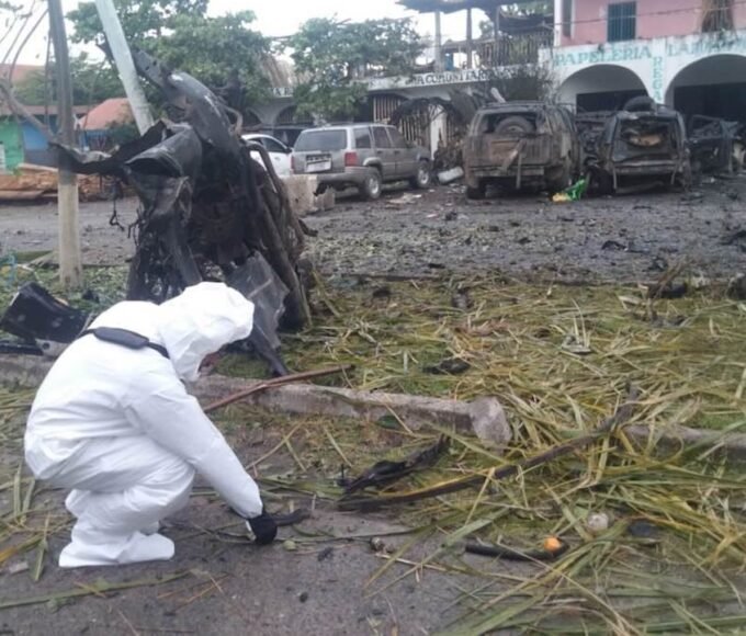 foto del supuesto coche bombe que explotó en coahuayana, michoacán