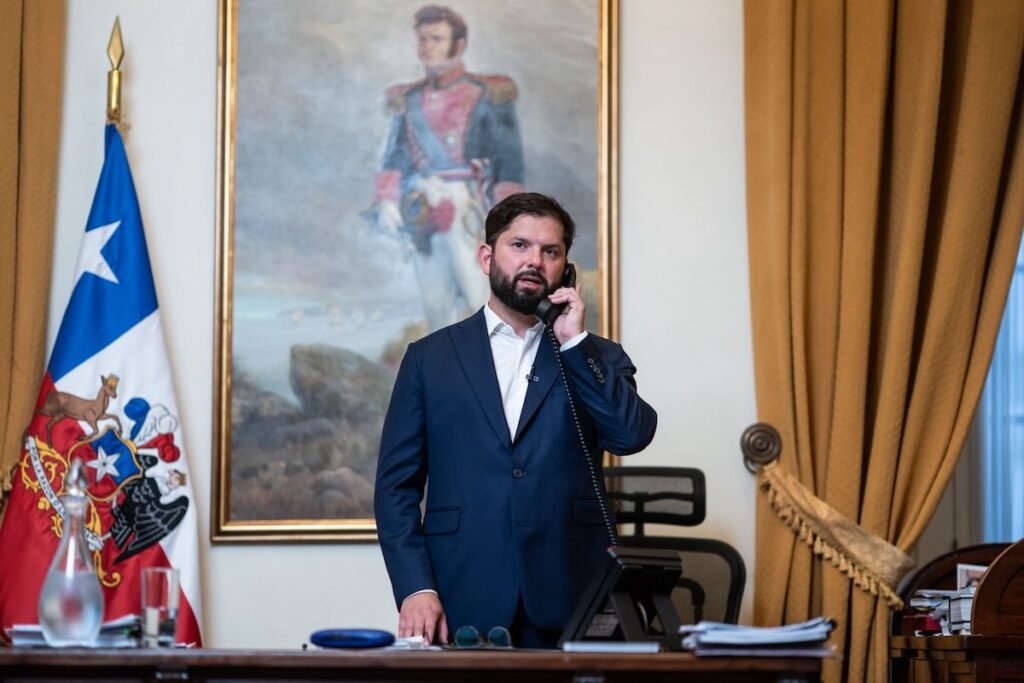 foto de gabriel boric cuando felicita por teléfono a josé antonio kasta por los resultados de las elecciones en chile 2025