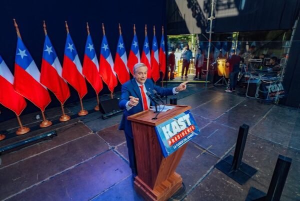 Imagen de José Antonio kast en un discurso para nota de los resultados de las elecciones en chile 2025