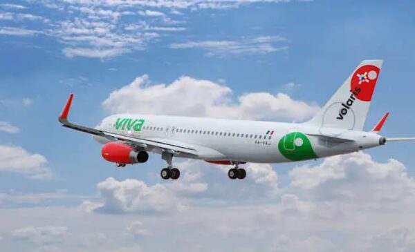 foto de avión con logotipos de viva aerobus y volaris