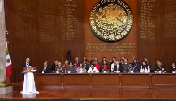 Claudia Sheinbaum encabezó la ceremonia por el 109 aniversario de la promulgación de la Constitución Política de los Estados Unidos Mexicanos de 1917, realizada en el Teatro de la República, en Querétaro, donde reiteró la defensa de la soberanía nacional al subrayar que “México no se vende”.
