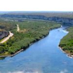 Los gobiernos de México y Estados Unidos llegaron a un acuerdo para la entrega de agua del Río Bravo conforme a los Tratados de 1944. El gobierno de Claudia Sheinbaum se comprometió a entregar un mínimo de 350 mil acres-pies anuales durante un ciclo de cinco años.