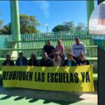 Niños enfrentan riesgo ambiental por cercanía de sus escuelas con la refinería de Dos Bocas. Padres de familia denuncian el peligro latente en el que viven los menores, quienes ya han experimentado problemas de salud a causa de los gases que emite la instalación.