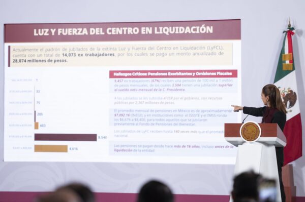 foto de sheinbaum presentando datos sobre pensiones