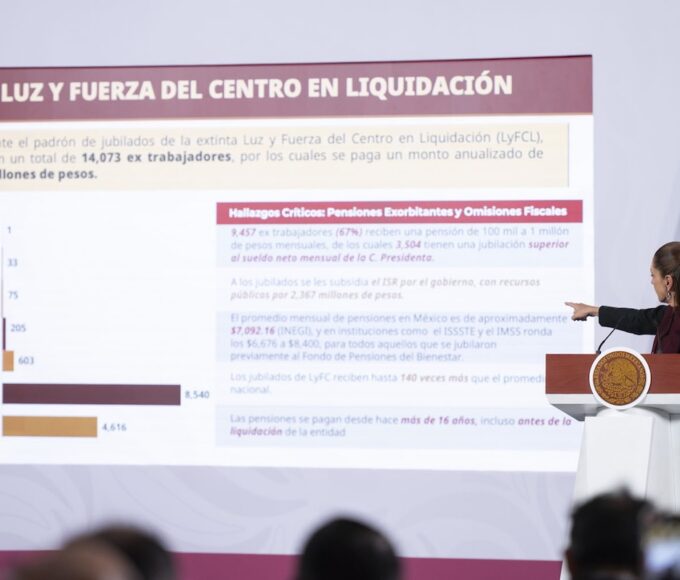 foto de sheinbaum presentando datos sobre pensiones