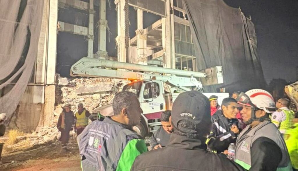 foto del derrumbe de edificio en san antonio abad cdmx