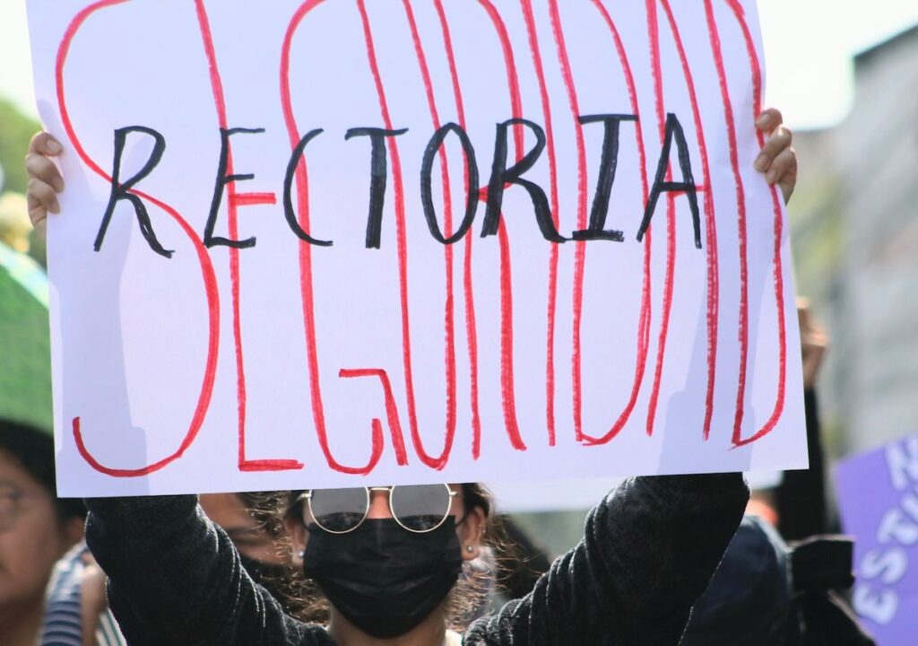 foto de la protesta de estudiantes de la UAEM tras feminicidios