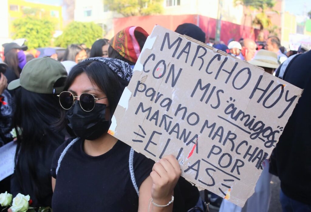 foto de la protesta de estudiantes de la UAEM tras feminicidios