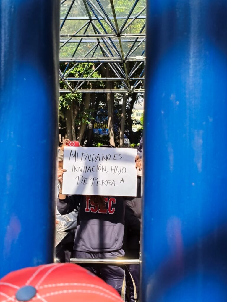 Maestro protesta Colegio del Valle