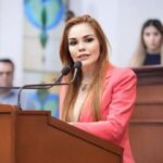 Dejan corona fúnebre en casa de diputada Paola Gárate