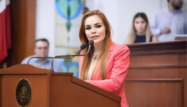 Dejan corona fúnebre en casa de diputada Paola Gárate
