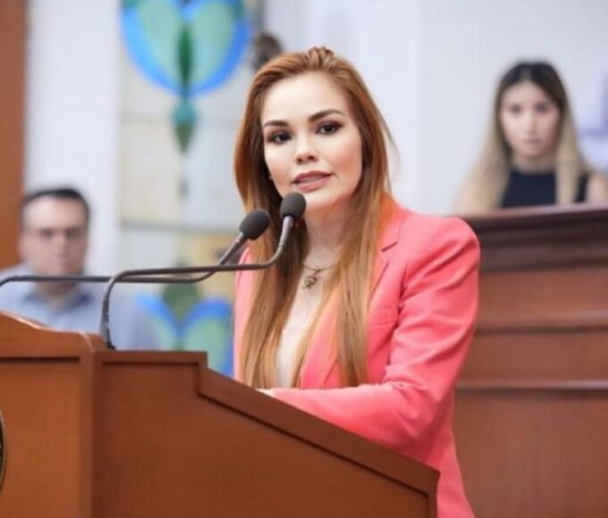 Dejan corona fúnebre en casa de diputada Paola Gárate