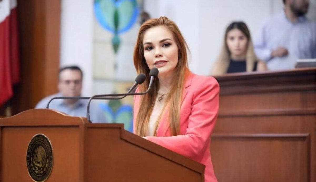 Dejan corona fúnebre en casa de diputada Paola Gárate