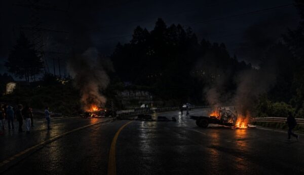 Comuneros incendian camionetas de talamontes en La Marquesa