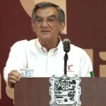 El gobernador de Tamaulipas, Américo Villarreal, mostró su visa estadounidense ante medios de comunicación para desmentir las versiones sobre una supuesta revocación del documento