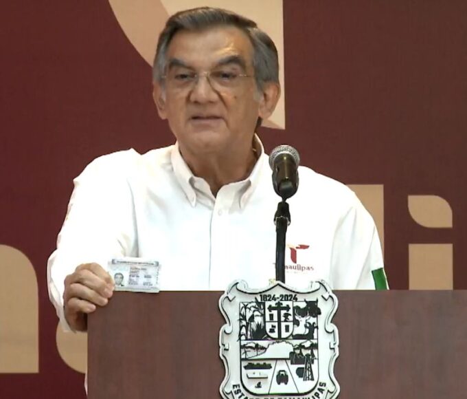 El gobernador de Tamaulipas, Américo Villarreal, mostró su visa estadounidense ante medios de comunicación para desmentir las versiones sobre una supuesta revocación del documento