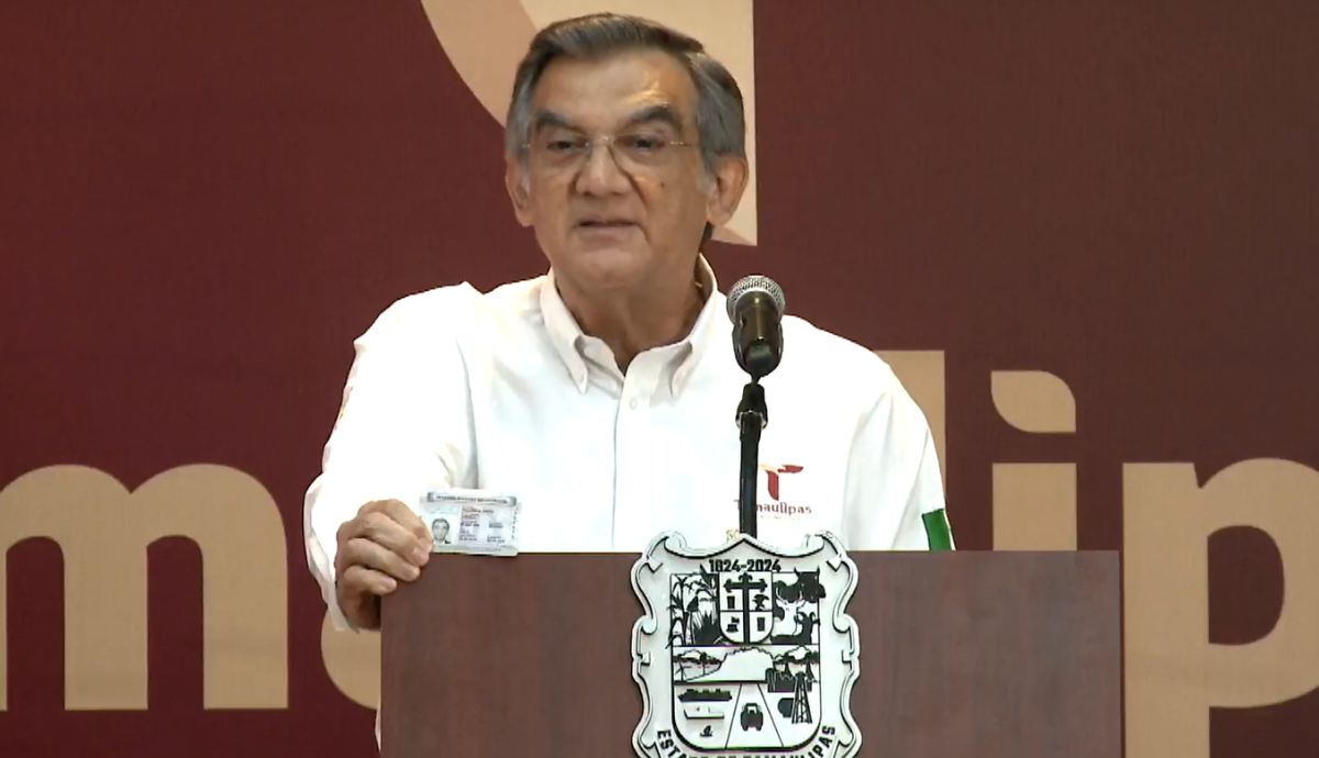 El gobernador de Tamaulipas, Américo Villarreal, mostró su visa estadounidense ante medios de comunicación para desmentir las versiones sobre una supuesta revocación del documento