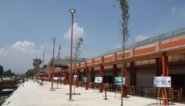 La jefa de Gobierno, Clara Brugada Molina, inauguró el nuevo Embarcadero de Cuemanco, en la alcaldía Xochimilco, una obra que forma parte de una estrategia integral para la recuperación del suelo lacustre y el Bosque de Agua, así como para mejorar la infraestructura turística ante la llegada de visitantes durante el Mundial de Futbol 2026