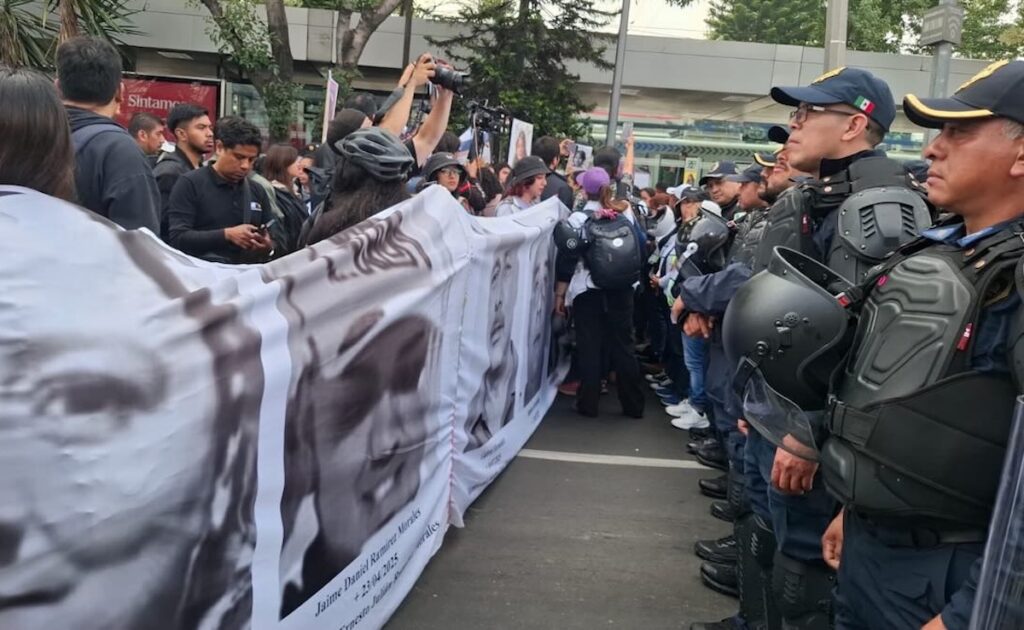 Policía de CDMX cerca las manifestaciones sobre Calzada de Tlalpan. Foto: María José Vázquez/Ruido en la Red