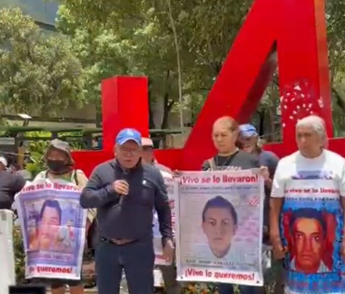 Padres de Ayotzinapa denuncian criminalización de protestas y exigen reactivar líneas de investigación