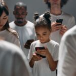 Francia da el primer paso en Europa contra el uso de redes sociales en menores de 15 años