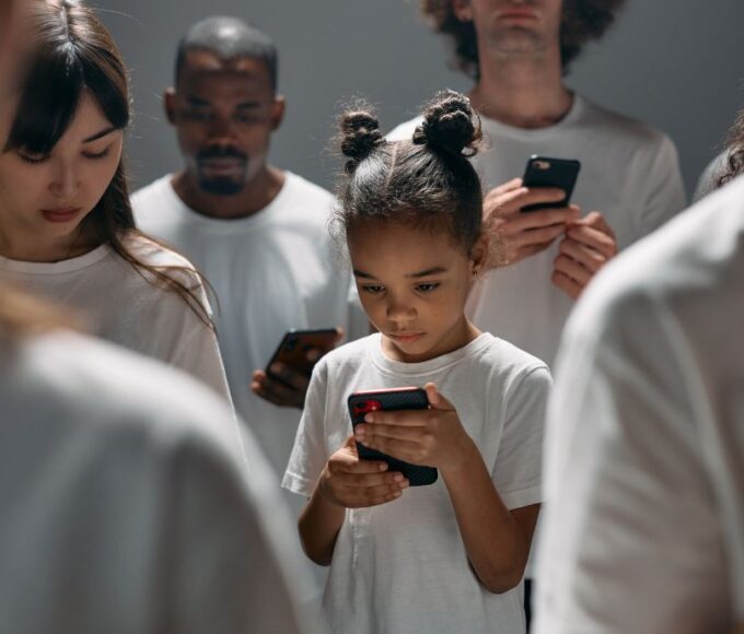 Francia da el primer paso en Europa contra el uso de redes sociales en menores de 15 años