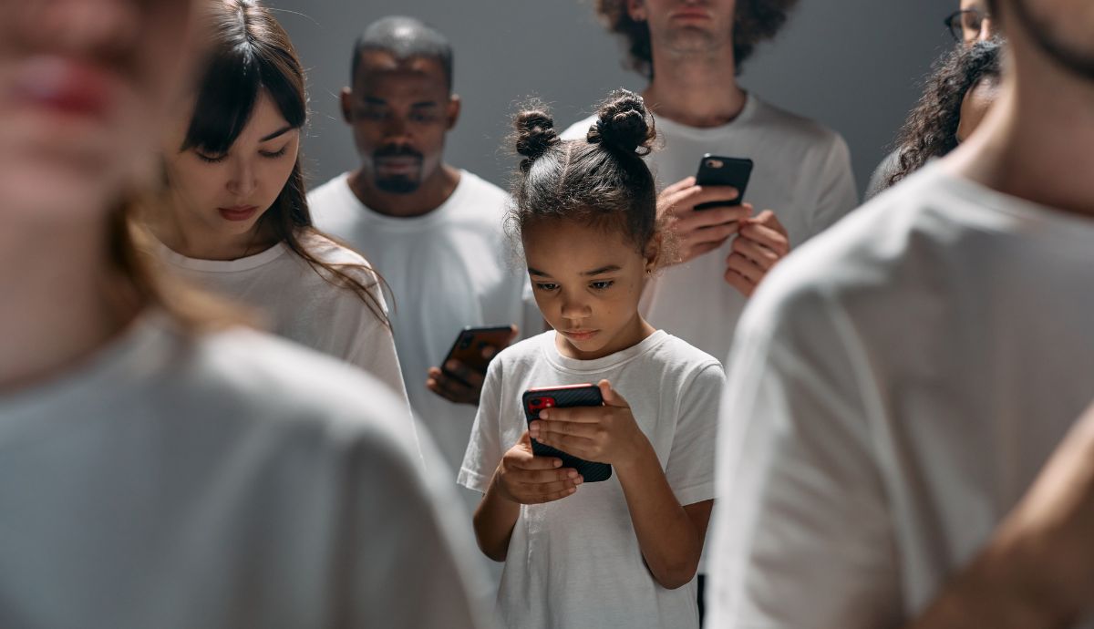 Francia da el primer paso en Europa contra el uso de redes sociales en menores de 15 años