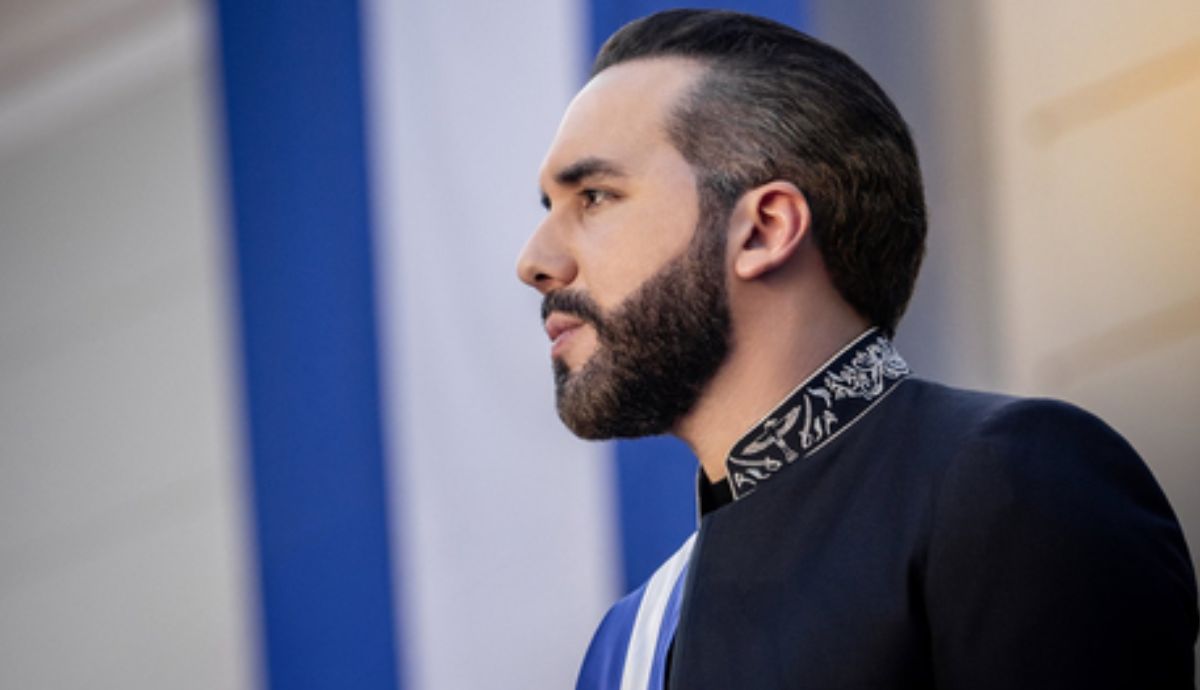 Nayib Bukele va por un tercer mandato y se registra como precandidato para 2027