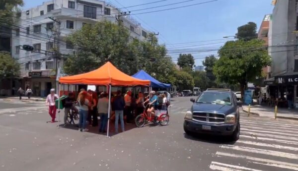 bloqueo en la Del Valle por denuncias de despojo de viviendas
