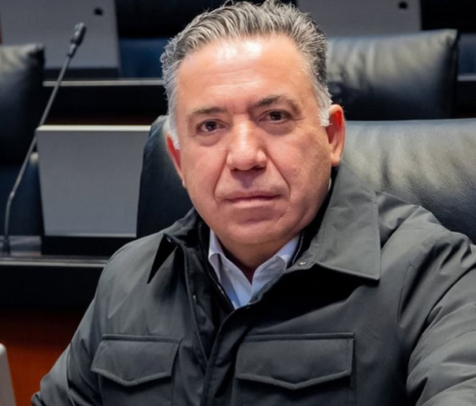 Enrique Inzunza deja Morena y seguirá como senador independiente