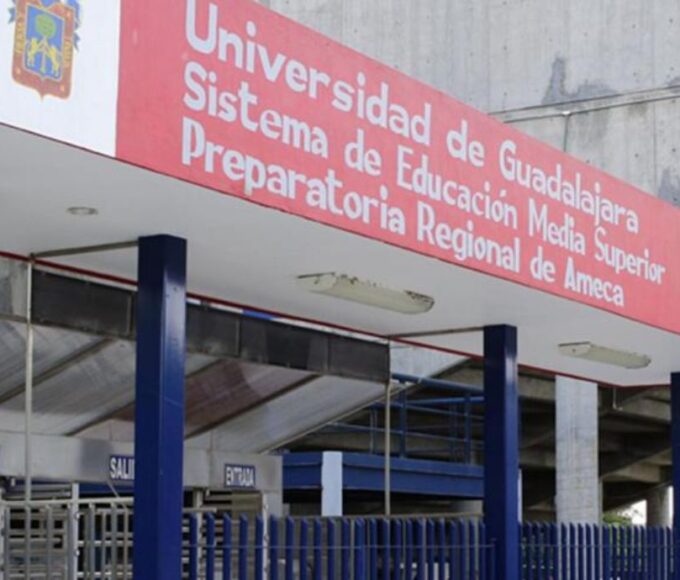 Denuncian detención de estudiantes de la UdeG dentro de preparatoria de Ameca