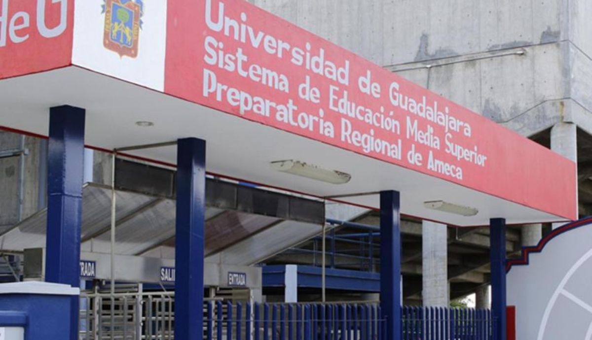 Denuncian detención de estudiantes de la UdeG dentro de preparatoria de Ameca