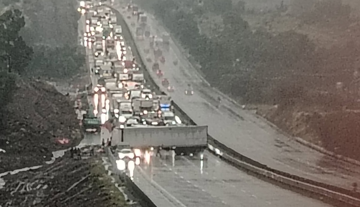 Accidente en la México-Querétaro hoy: ¿qué pasó en Coyotepec con el tráiler? Reportan cierre total de la vialidad